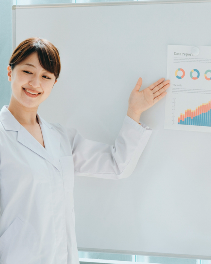 セミナールームでカンファレンスをしているの画像