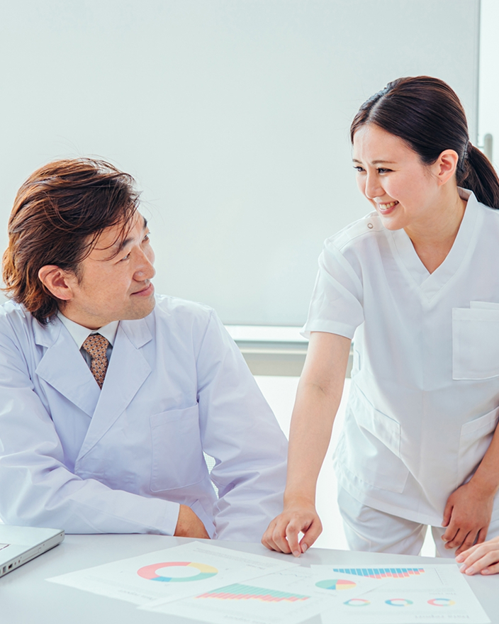 医師と看護師による診療時間前のミーティング画像