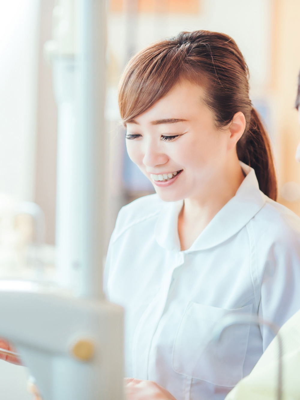 微笑むメディアクラークの画像