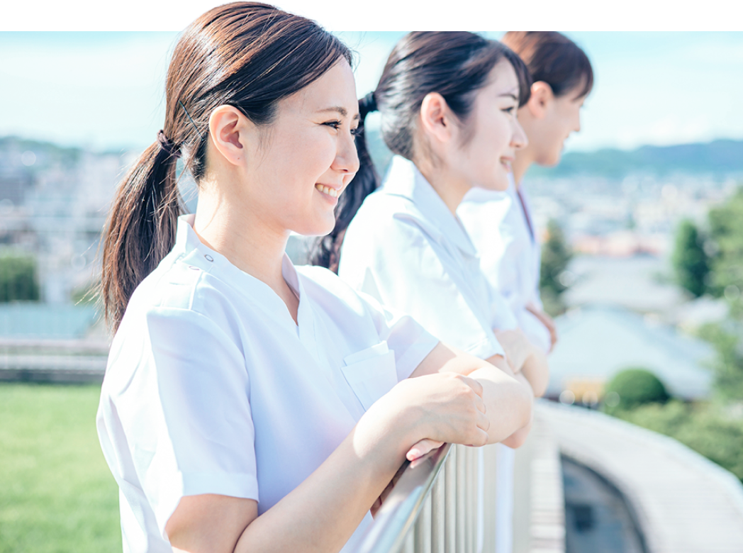 当院屋上より看護師3人が外を眺めている様子の画像