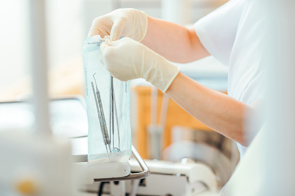 医療器具の点検をしている画像